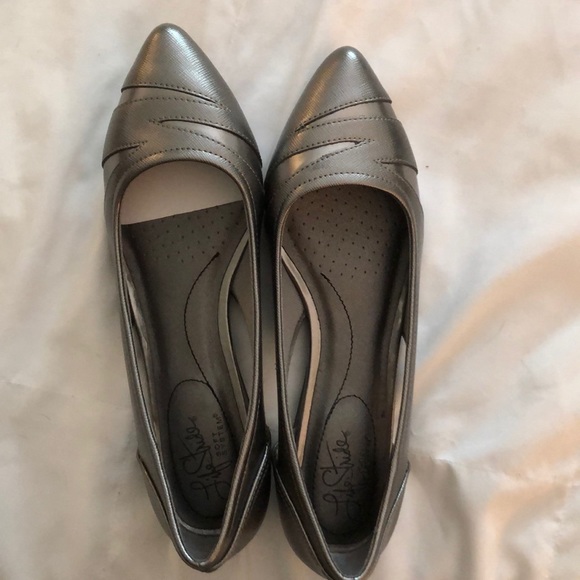 Never worn Life stride silver flats in Size 8 - Picture 4 of 4